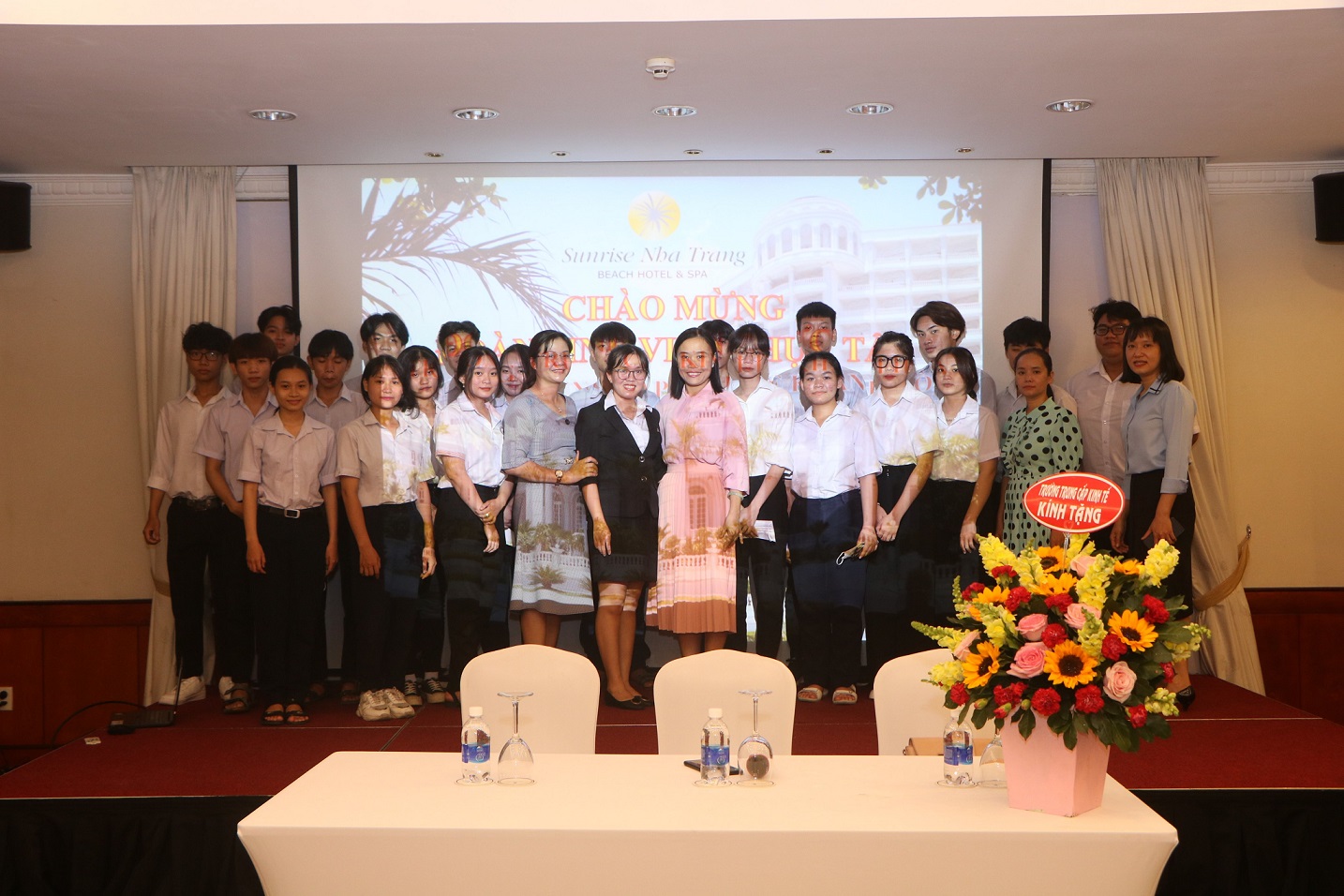bầu cua tôm cá đổi thưởng uy tín
ánh Hòa đưa học sinh đi thực tập tại Khánh sạn Sunrise Nha Trang
